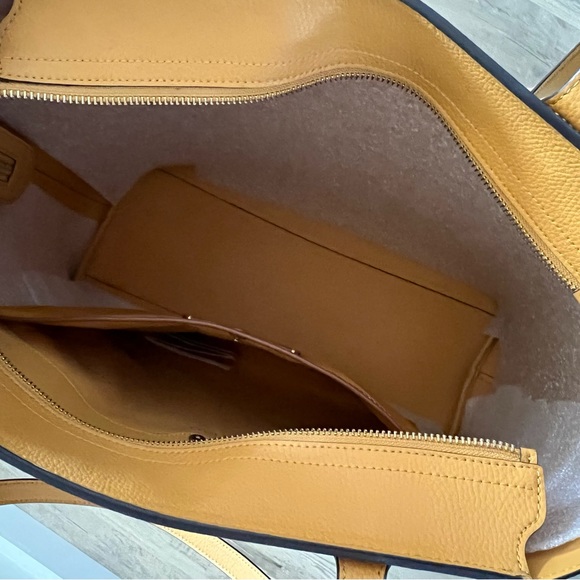 Disney X Coach Central Tote With Zip With Mickey Mouse
Buttercup Leather - Picture 6 of 7